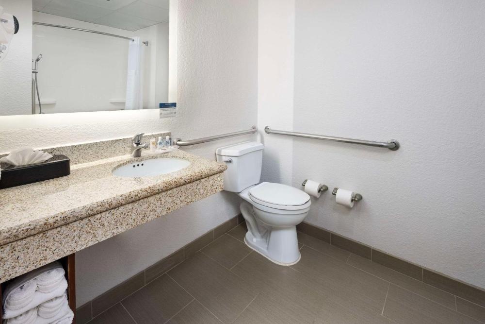 Comfort Suites Outlet Center