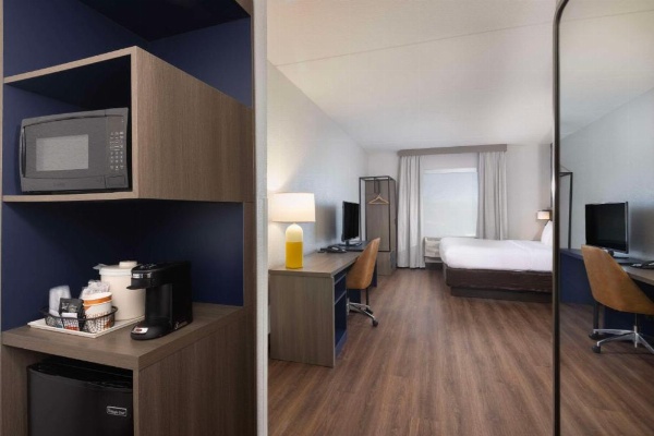 Comfort Suites Outlet Center image 11