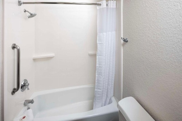 Comfort Suites Outlet Center image 14