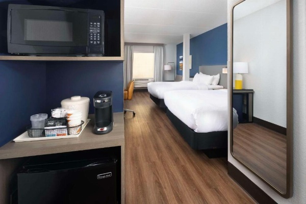 Comfort Suites Outlet Center image 15