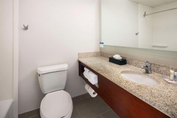 Comfort Suites Outlet Center image 16