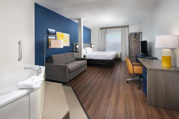 Comfort Suites Outlet Center image 18