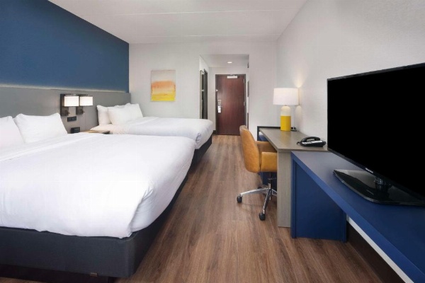 Comfort Suites Outlet Center image 21