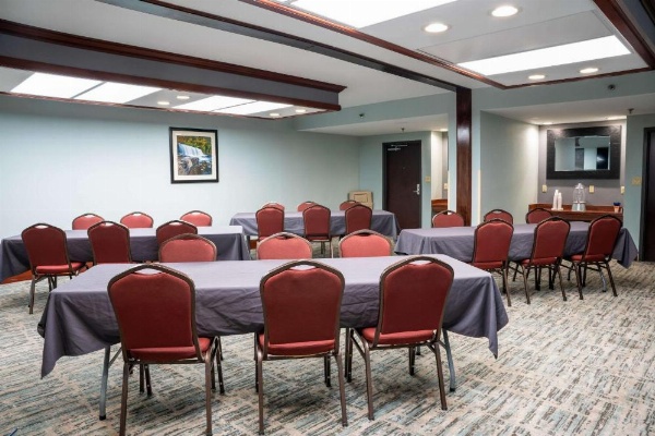 Comfort Suites Outlet Center image 27