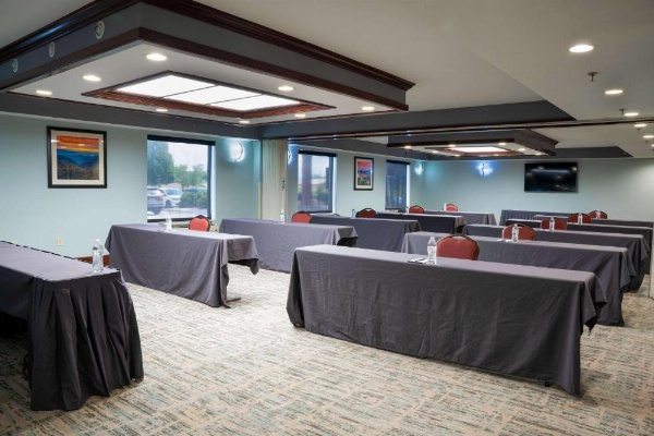 Comfort Suites Outlet Center image 28