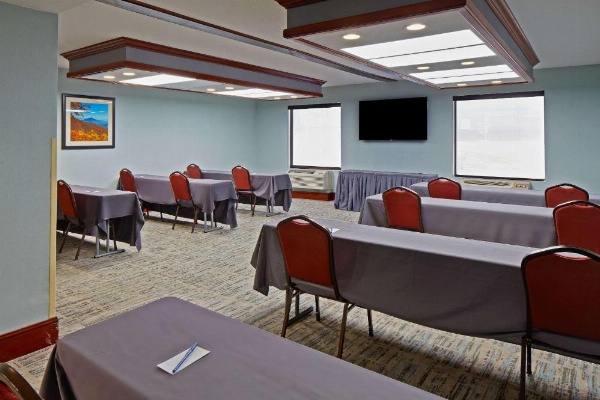 Comfort Suites Outlet Center image 29